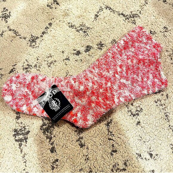 NWT Izod Pink Fuzzy Slipper Socks With Grips - Picture 1 of 3